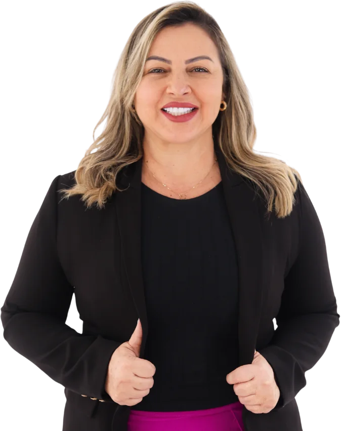 Vivi da Rádio fazendo sinal de positivo com as duas mãos
